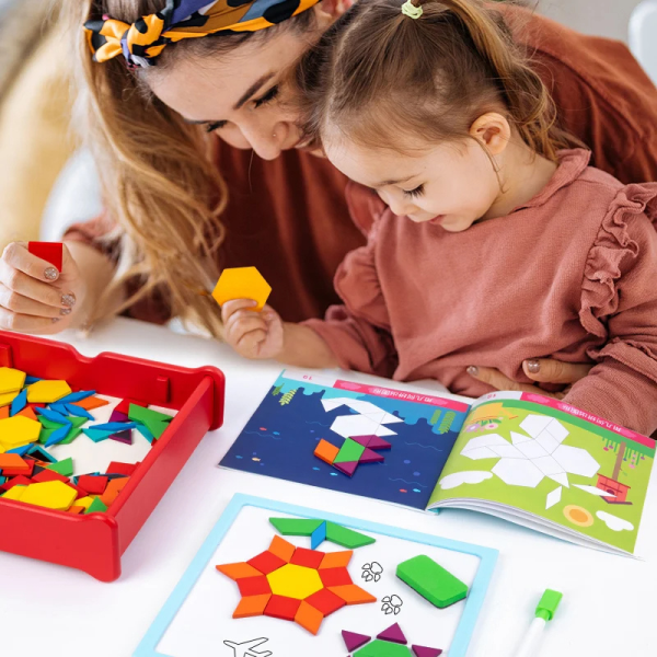 Puzzle Tangram magnetic din lemn, joc creativ de indemanare cu 196 piese si tabla magnetica cu suport pentru marker si burete, Montessori, multicolor - imagine 4