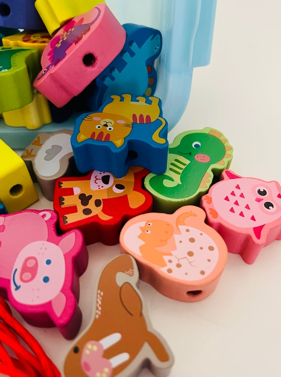 Joc Montessori de Șnuruit pentru Copii, 42 Mărgele din Lemn cu Animale, 4 Șnururi cu Ac, Joc Educativ de Înșiruit, Motricitate Fină și Coordonare, Cutie Depozitare, 3+ Ani - imagine 2